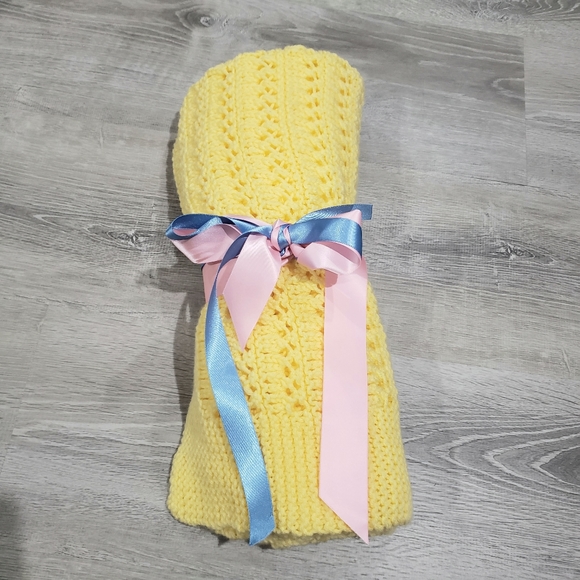 Handmade Yellow Crocheted Baby Blanket 👶 - Picture 3 of 3